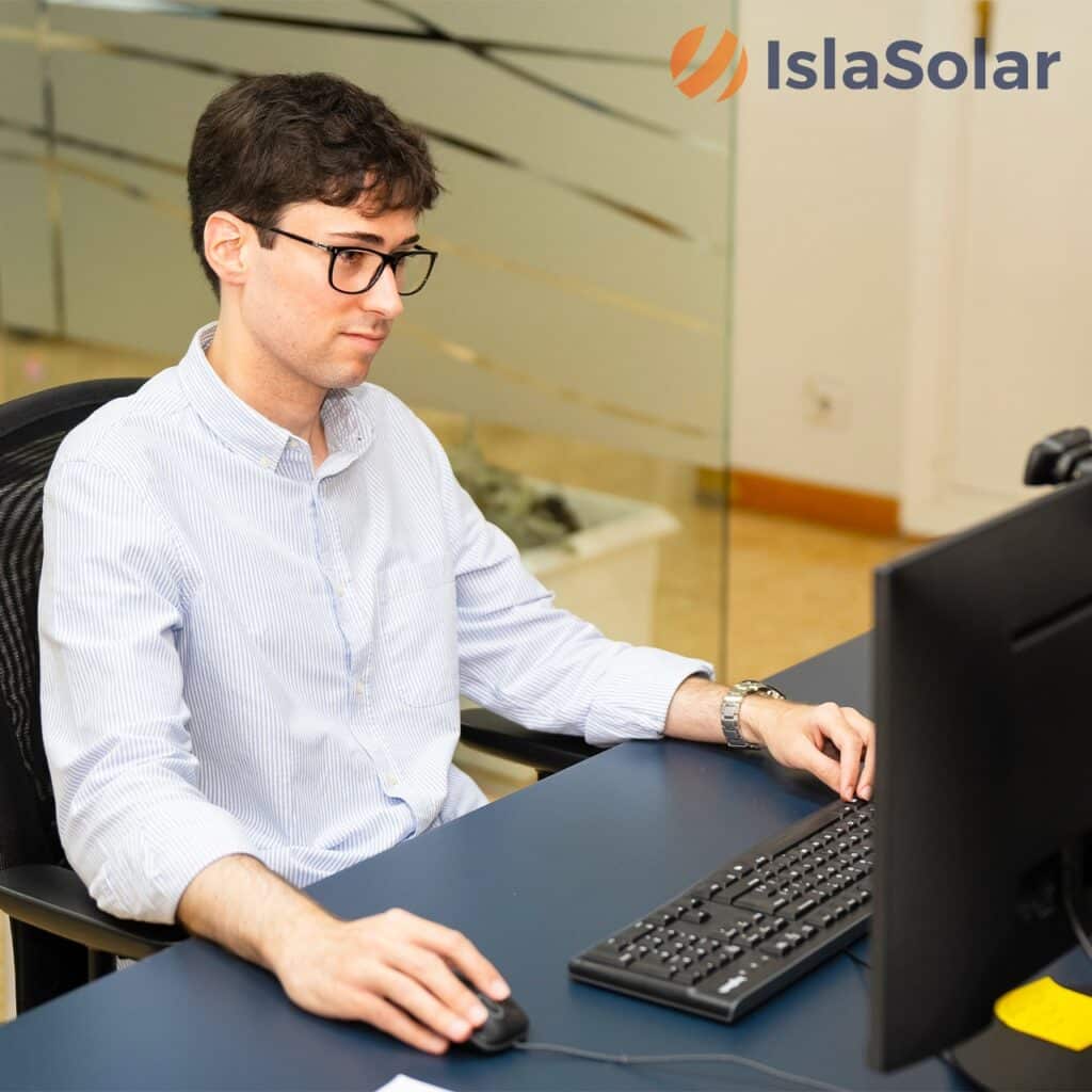 trabajador de Isla Solar en las oficinas centrales